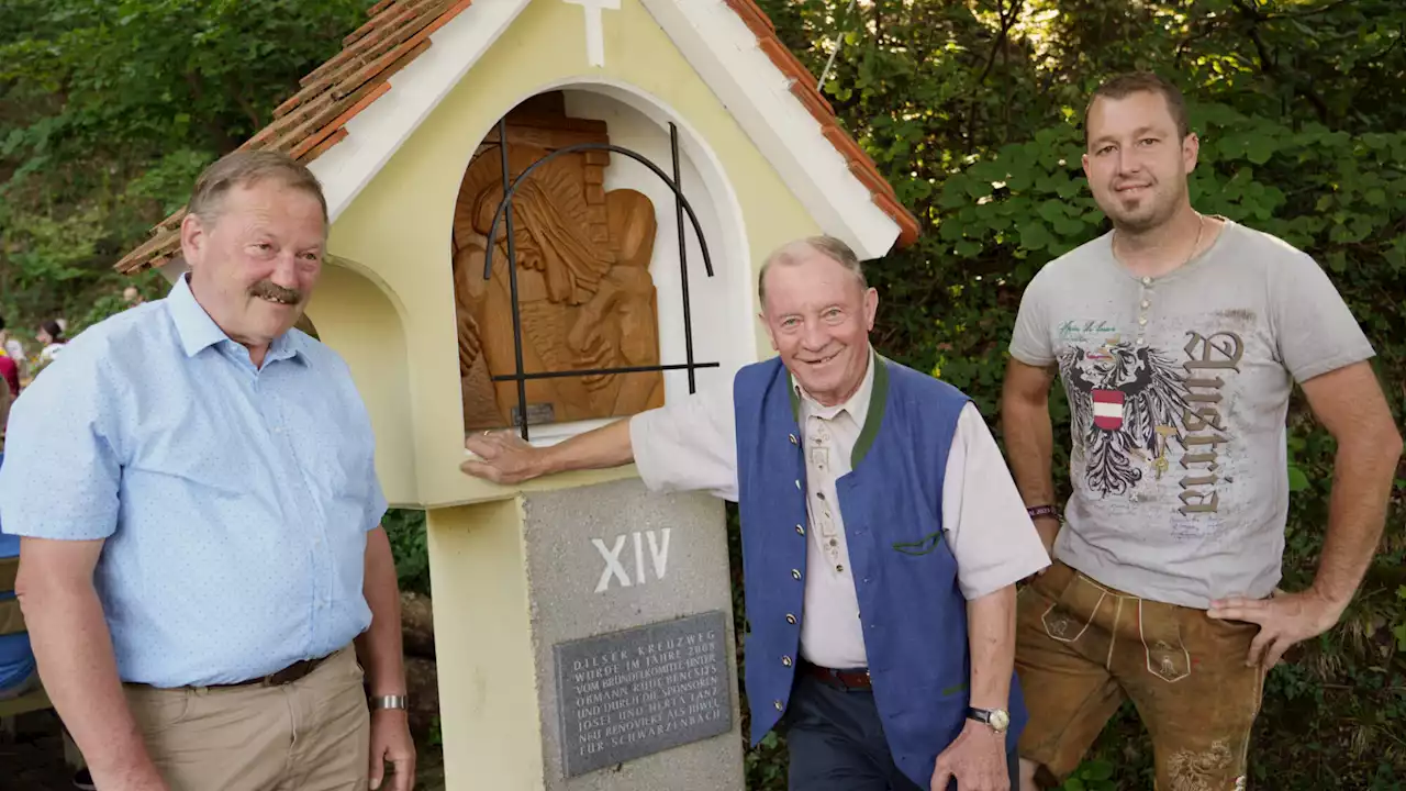 Eine Festmesse vor voller Wiese in Schwarzenbach