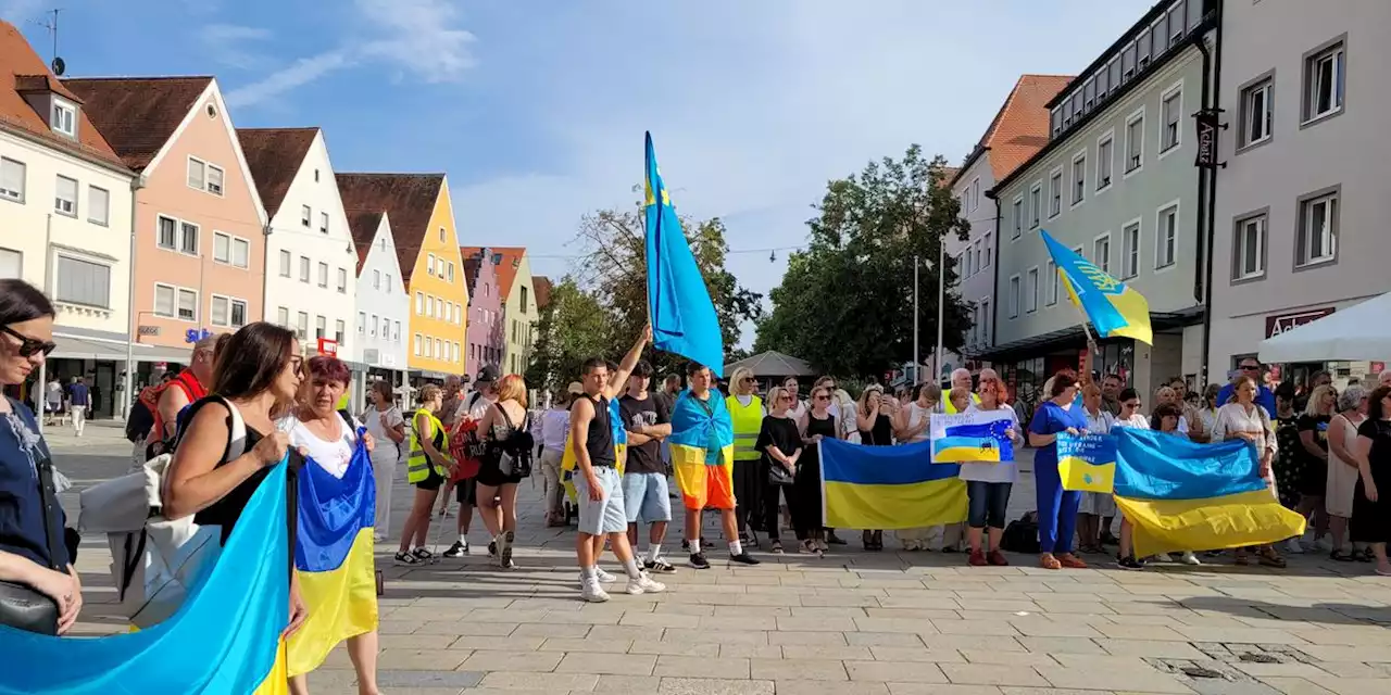 Neumarkter Politiker sprechen sich auf ukrainischer Kundgebung für Solidarität aus