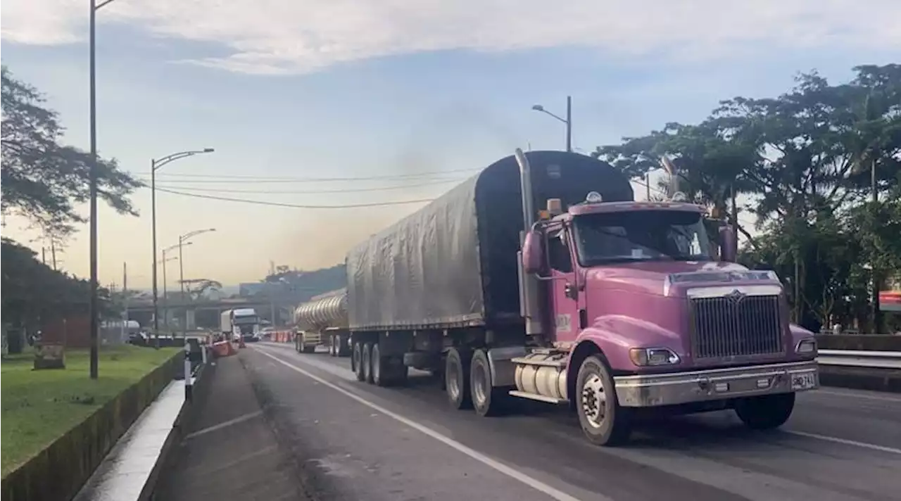 Habilitan paso para vehículos de carga en la vía al Llano