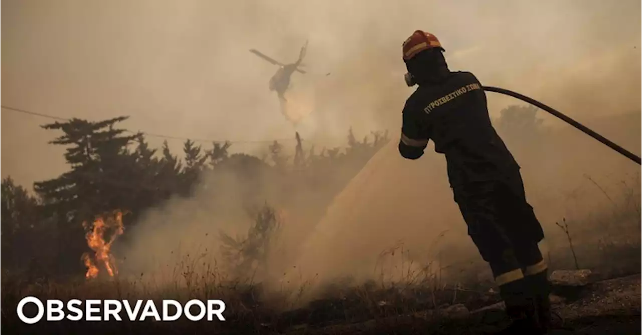 Incêndios perdem força perto de Atenas mas continuam fora de controlo no nordeste da Grécia