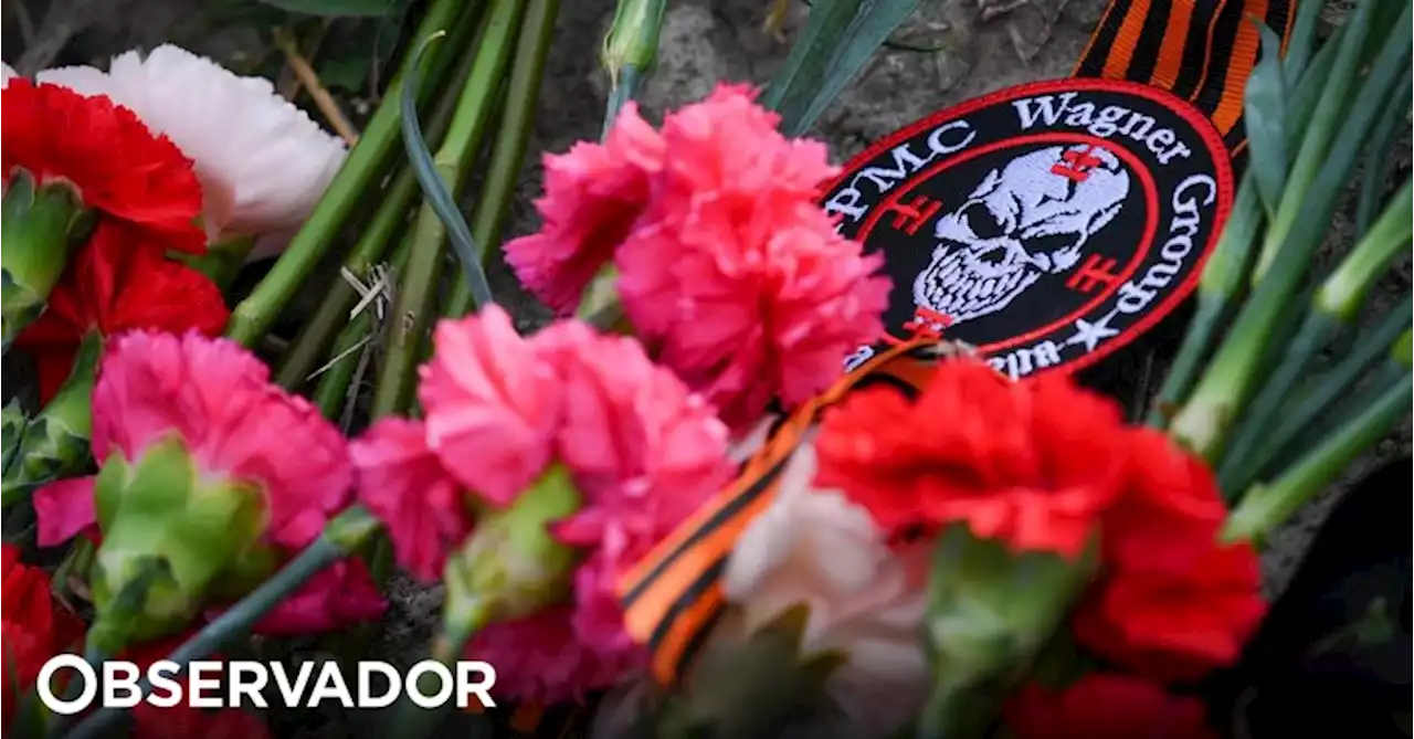 Russos levam flores à sede do grupo Wagner após notícia da morte de Prigozhin