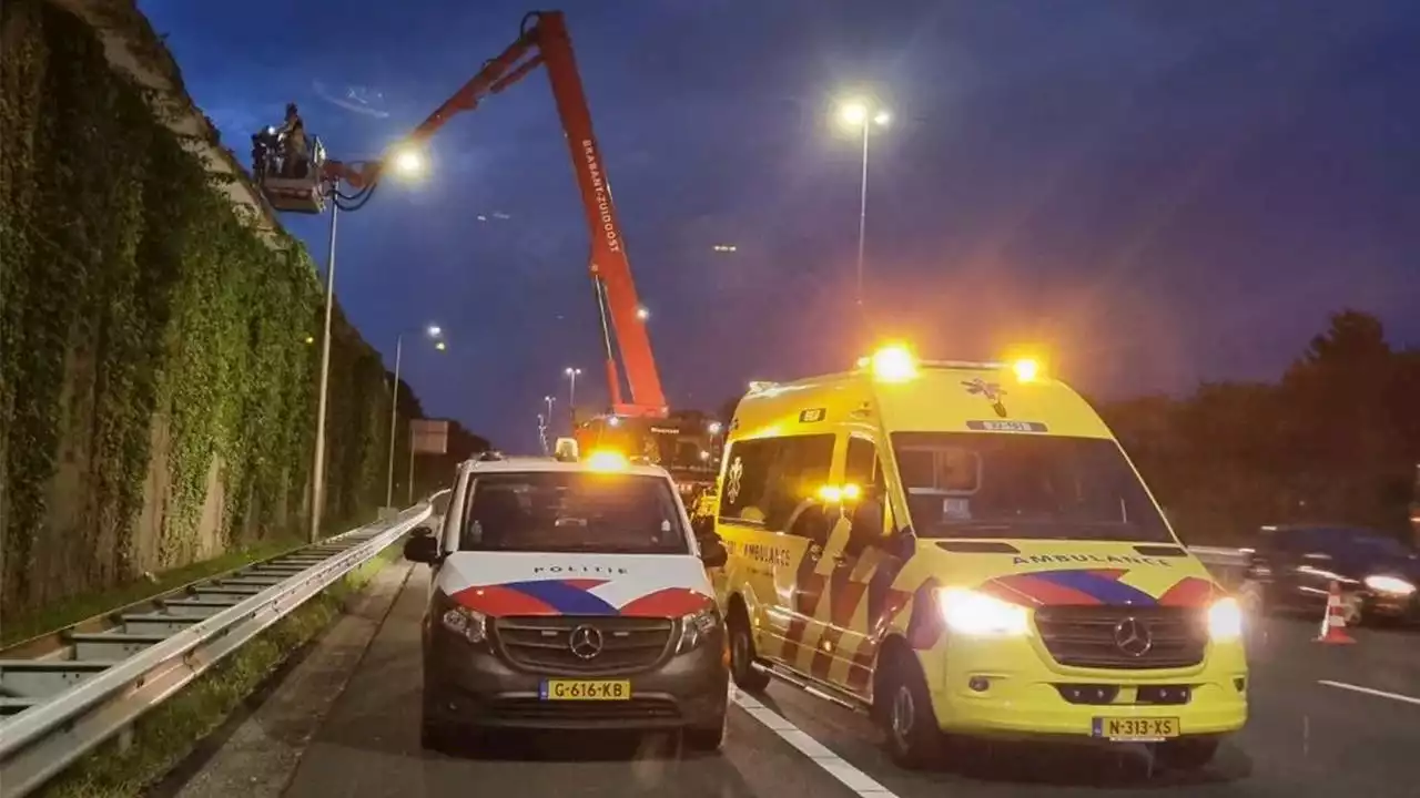 112-nieuws: man gered van geluidswal Best • auto vat vlam in Boxtel