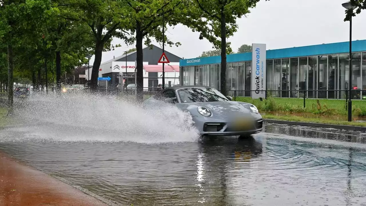 112-nieuws: ondergelopen straten • boom op het spoor na blikseminslag