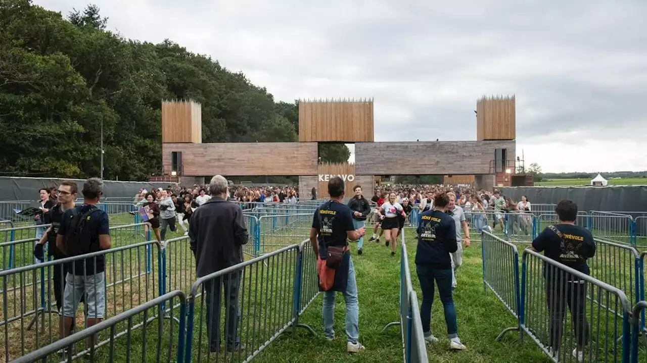 Les festivaliers célèbrent le retour du Roi Arthur