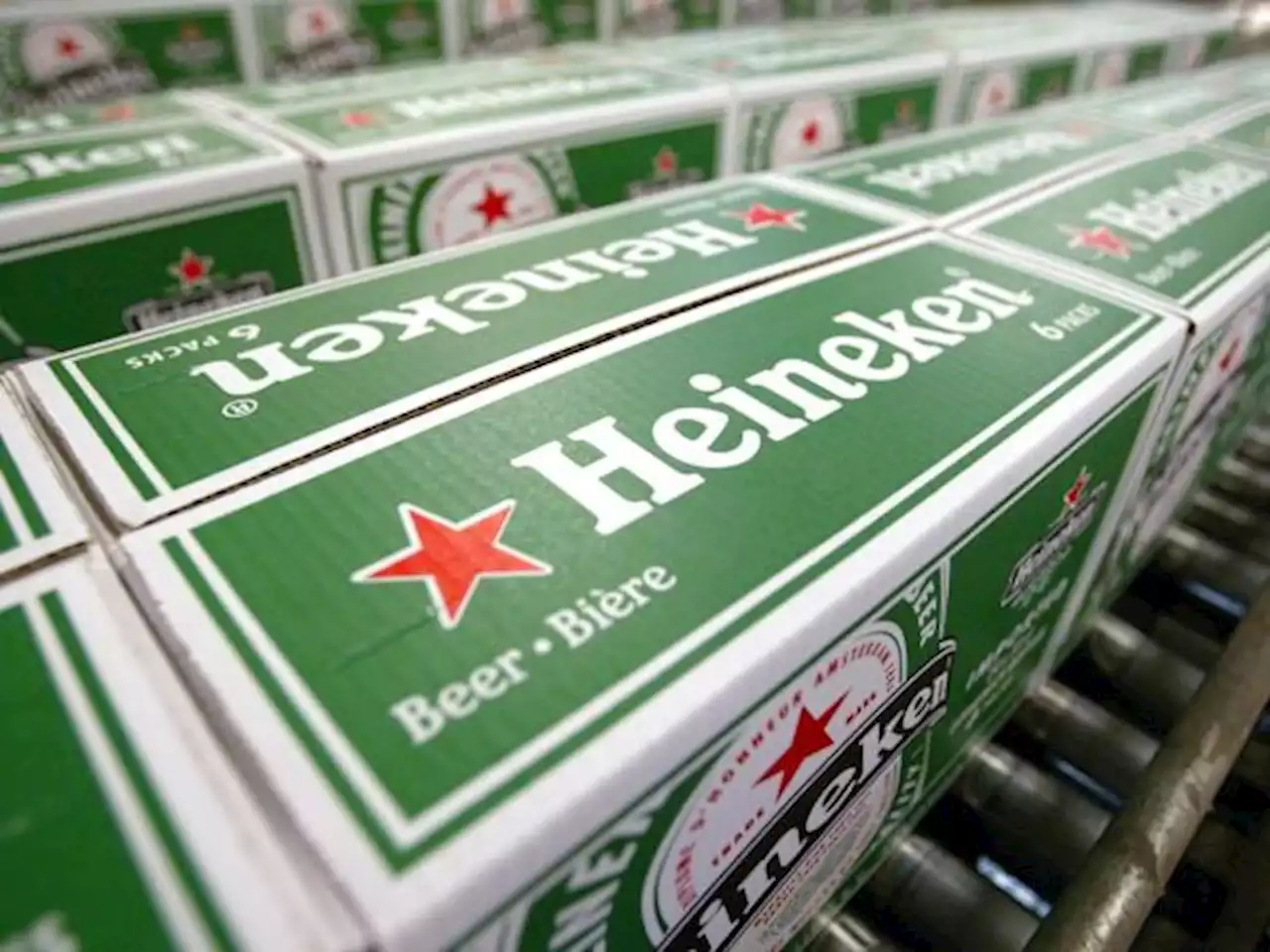 Heineken completa la venta de su negocio de cervezas en Rusia