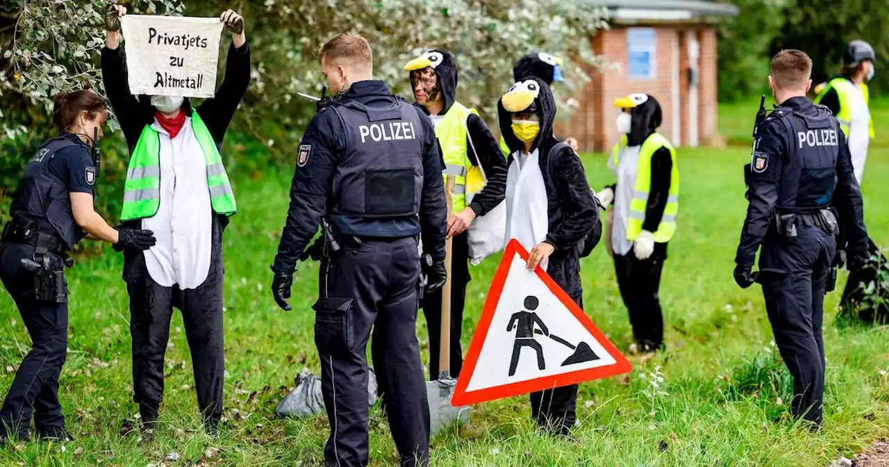 Alle Entwicklungen rund um die Klimaproteste: Aktivisten protestieren in Pinguinkostümen an Sylter Flughafen