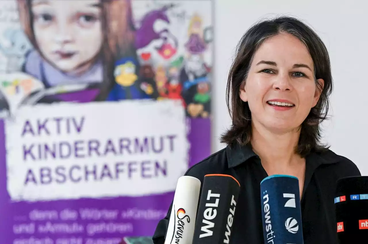 Außenministerin Baerbock übergibt gespendete Schulranzen