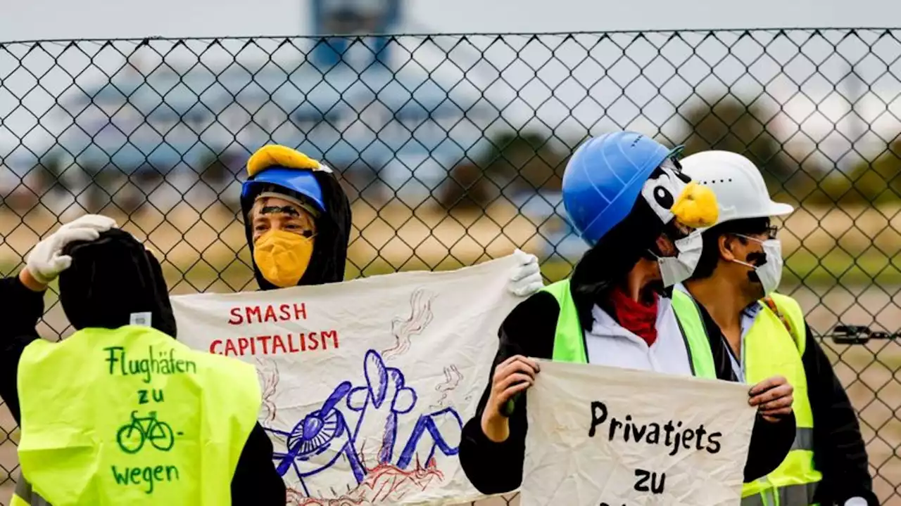 Klima-Protest in Pinguinkostümen am Sylter Flughafen