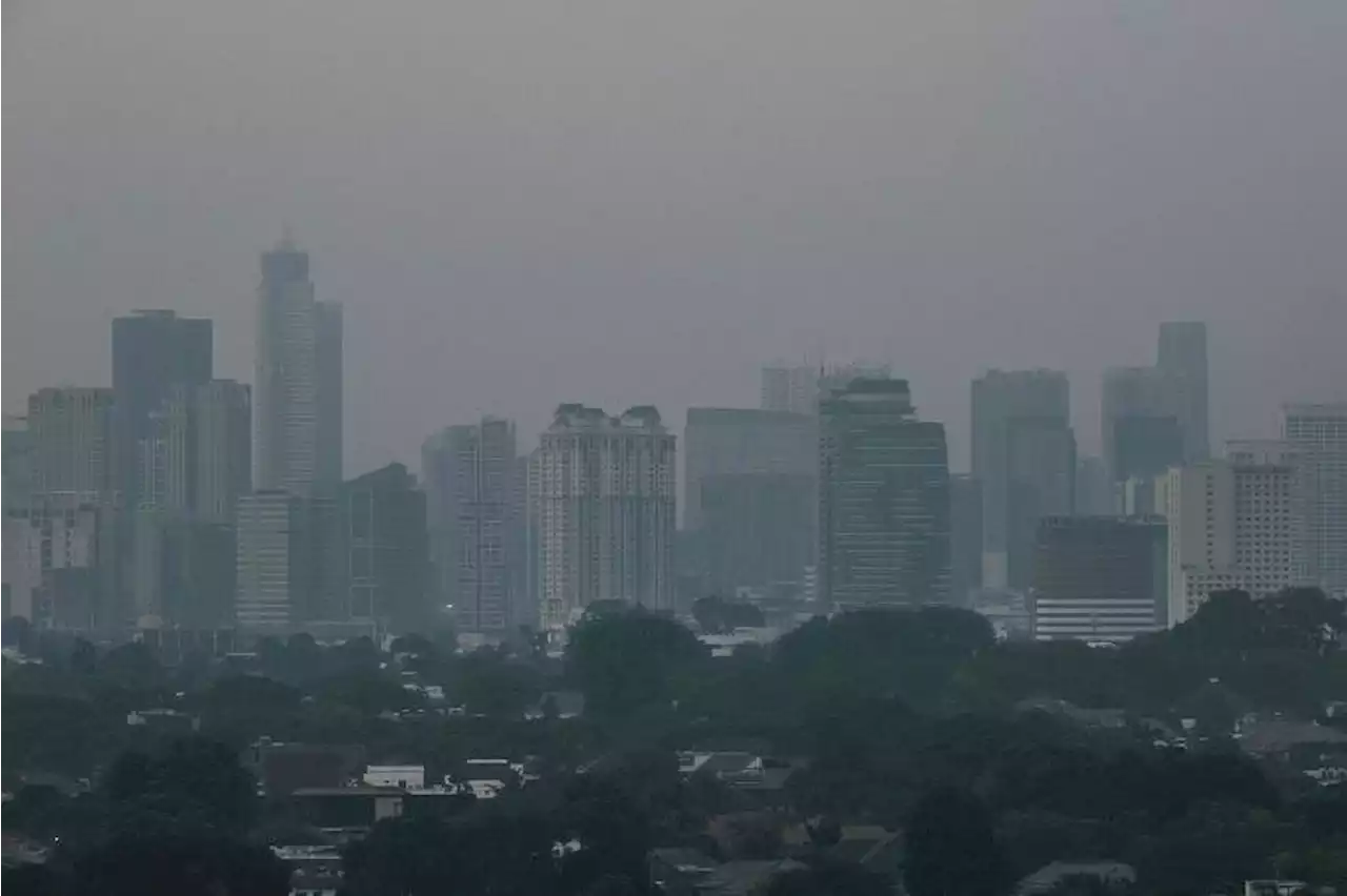 Indonesian ministry shuts down 4 factories, will spray mist to reduce air pollution