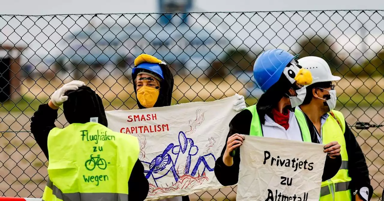 Aktivismus: Klima-Protest in Pinguinkostümen am Sylter Flughafen