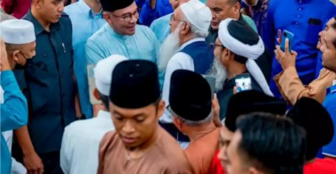 PM: Imam Al-Nawawi&#039;s 40 Hadis for Muslims , not compulsory for non-Muslims