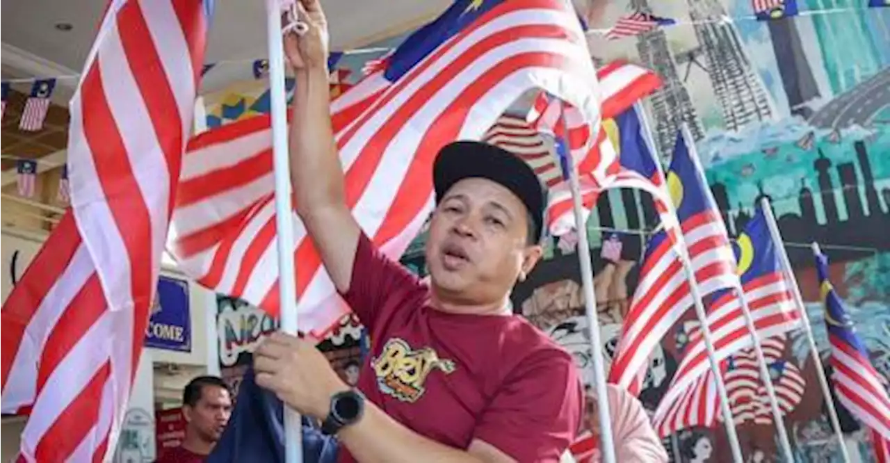 Putrajaya Corp hands out 10,000 Jalur Gemilang to residents