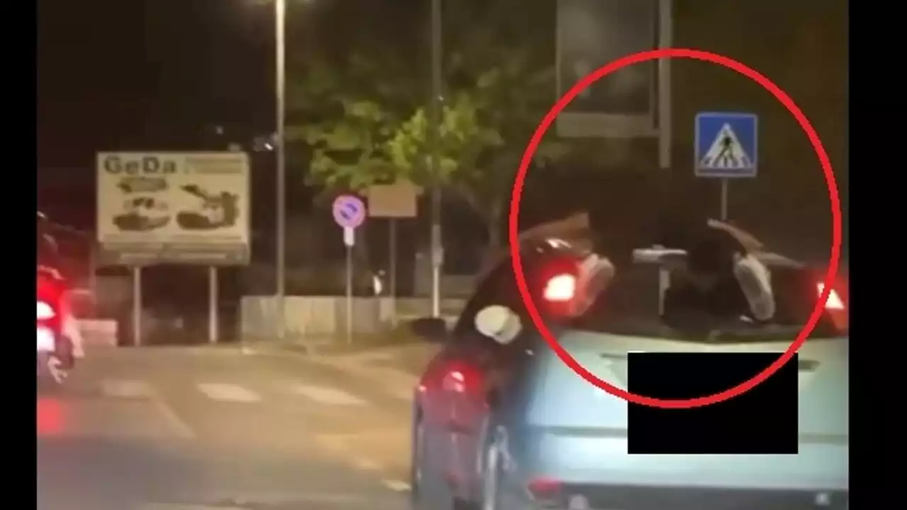 Il ragazzo disteso sul tetto dell'auto che sfreccia a 130 km/h: il video è virale