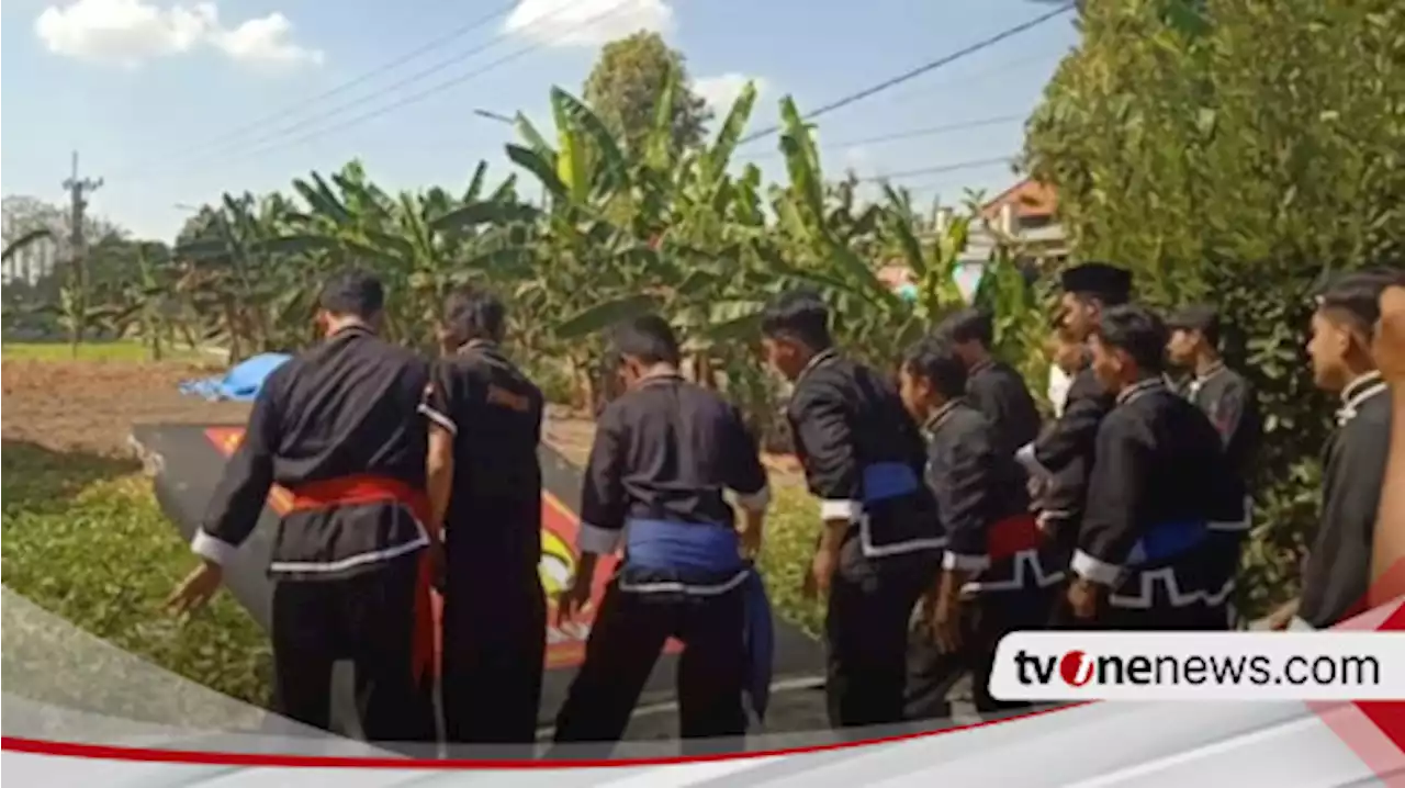 Patut Ditiru, Perguruan Silat di Gresik Ini Pilih Bongkar Sendiri Tugu Perguruan Secara Sukarela