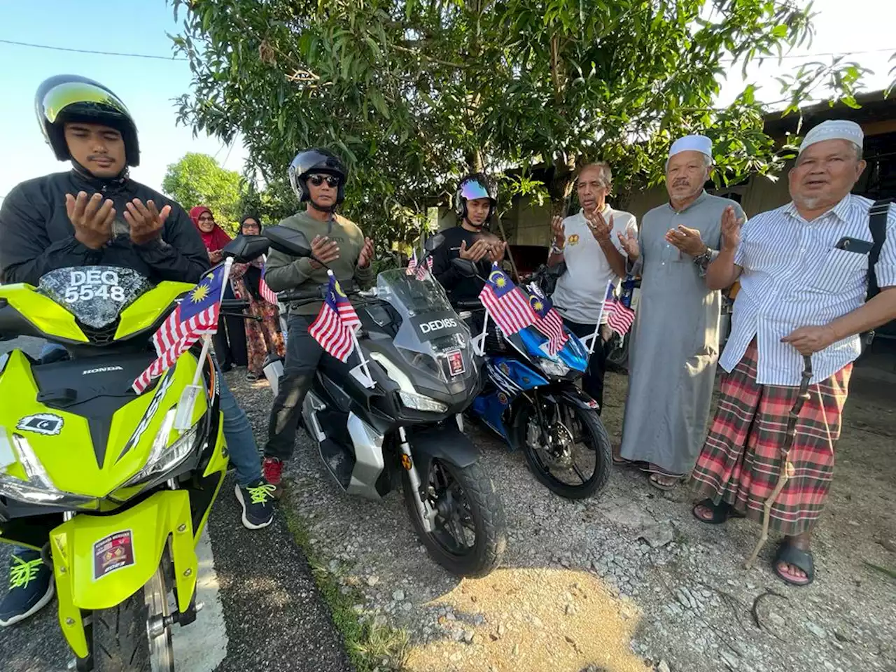 Tiga beranak bermotosikal kibar Jalur Gemilang