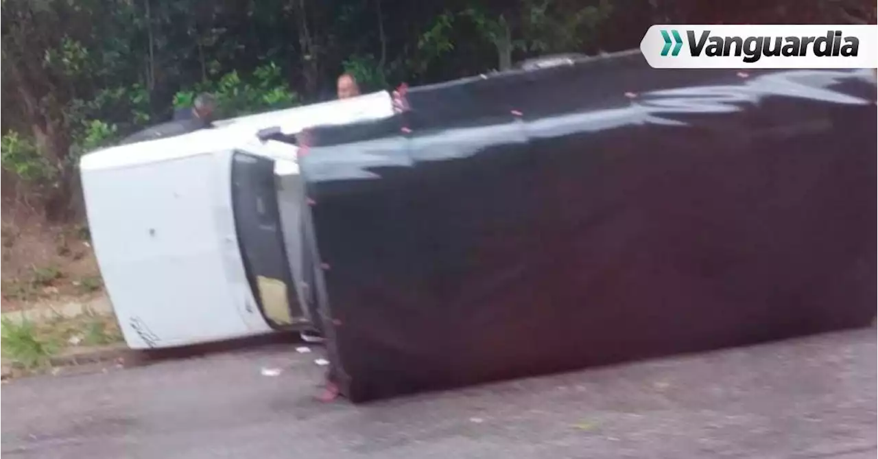 En video: No pudo controlar el camión en medio de la lluvia y chocó contra un árbol en vía a Chimitá