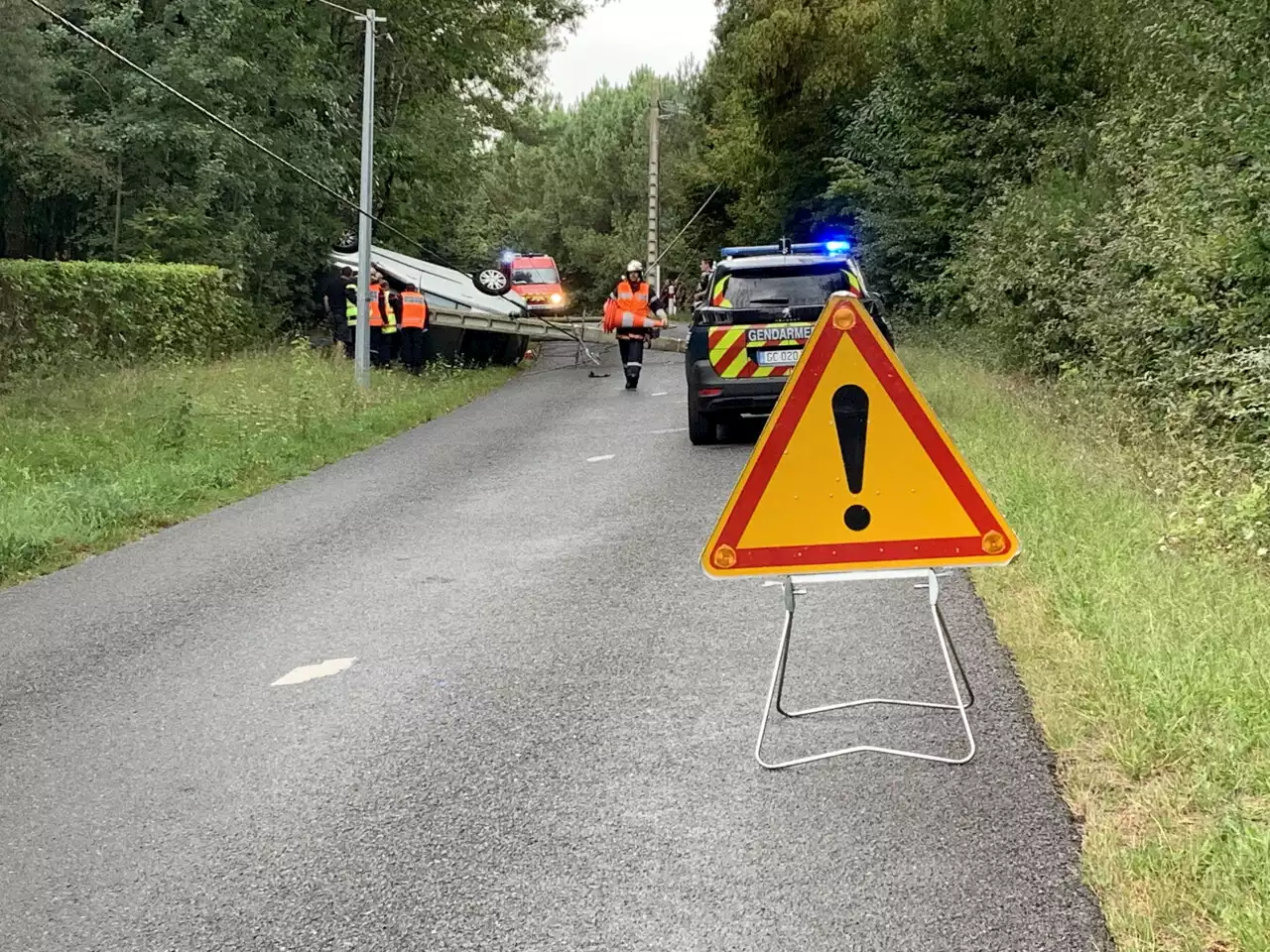 La voiture fait des tonneaux et fauche des poteaux électriques : un blessé en Sarthe