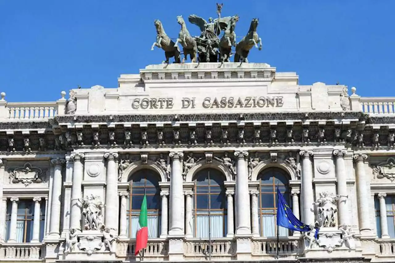 Si può essere licenziati per allusioni sessuali a collega: lo dice la Cassazione