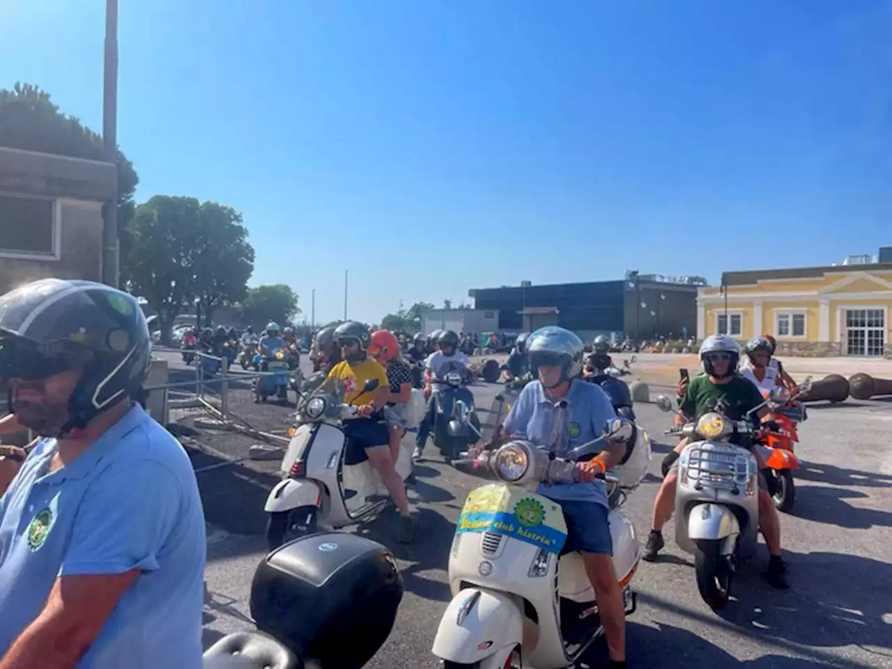 La Vespa invade Trieste, in centinaia sfilano durante il raduno - Notizie