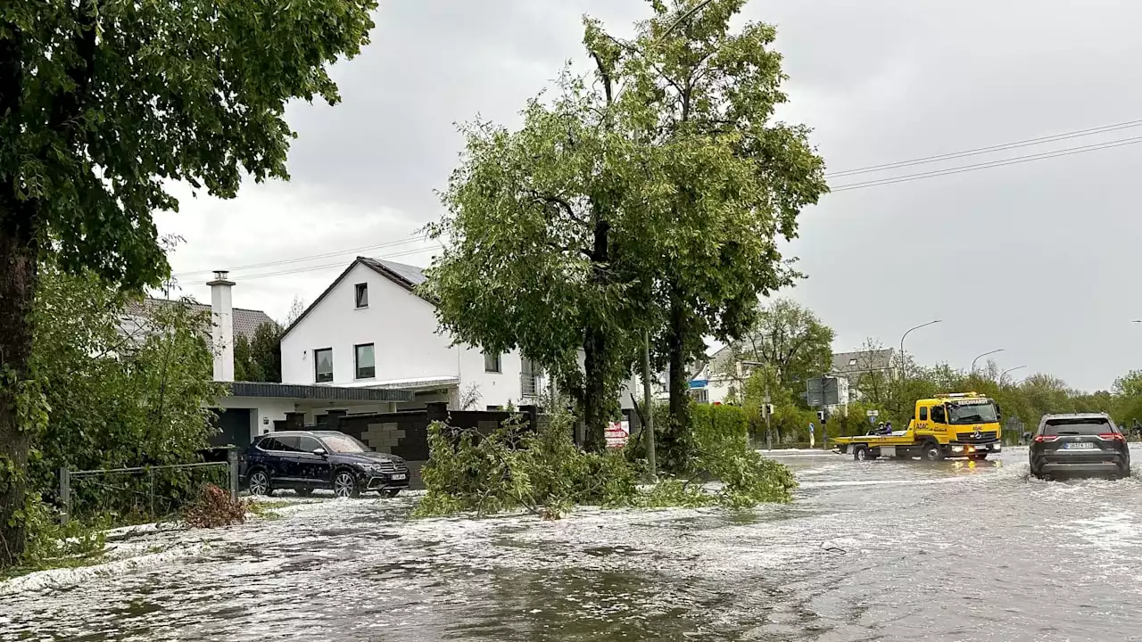 Unwetter in Bayern: Sturm fegt Bierzelt um