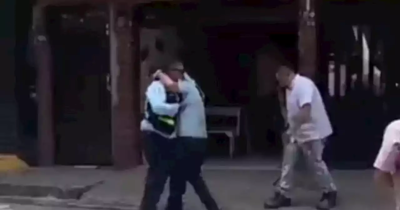 En video quedó registrado a golpiza de un hombre a guarda de tránsito en Antioquia