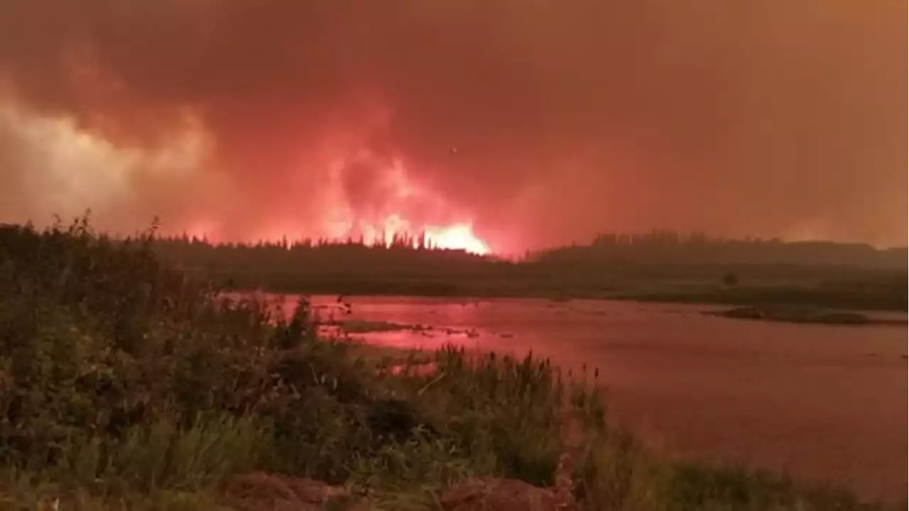 Wildfire likely burned structures west of Hay River but spared town: fire official