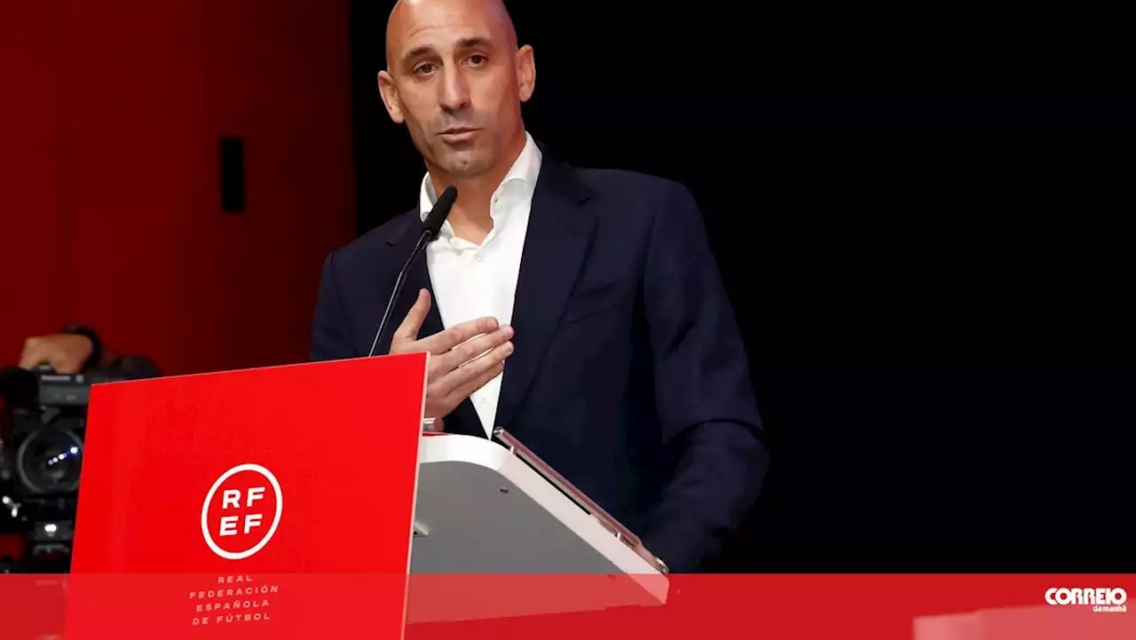 Luis Rubiales suspenso após recusar demissão na sequência do beijo forçado a Jenni Hermoso