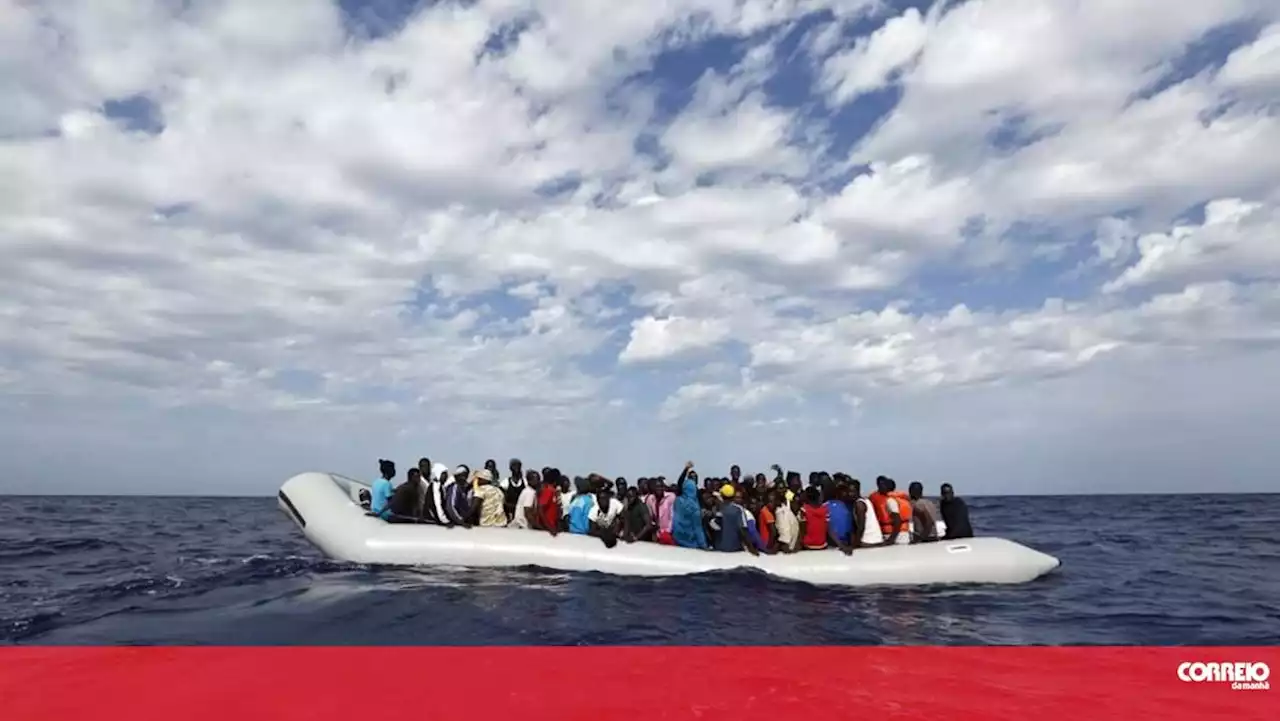 Quase quatro mil pessoas enchem Lampedusa após noite de desembarques contínuos