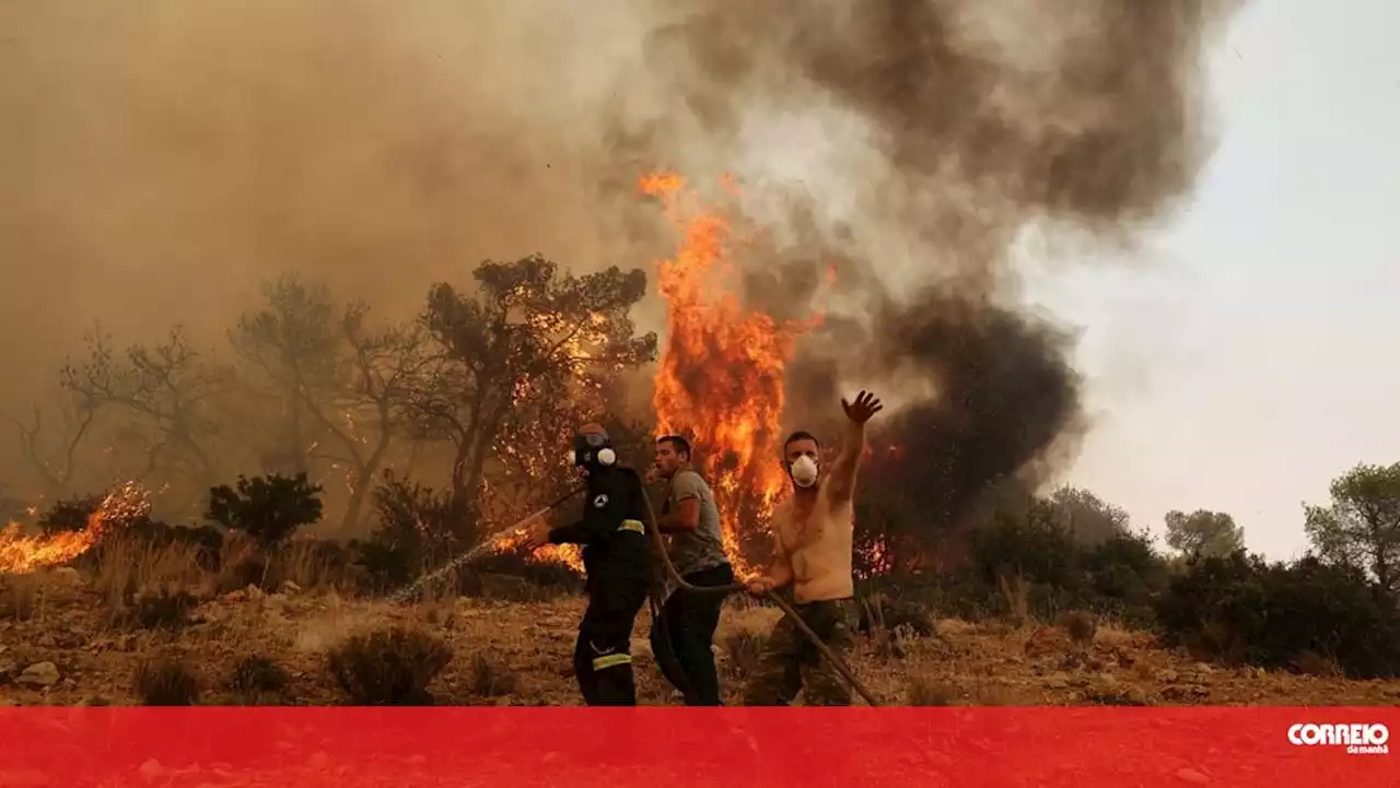 Situação dos incêndios na Grécia melhora com três frentes ainda ativas