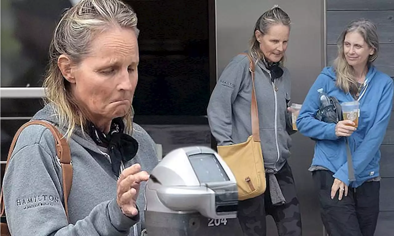 Helen Hunt grabs coffee with 80s Supergirl star Helen Slater in LA