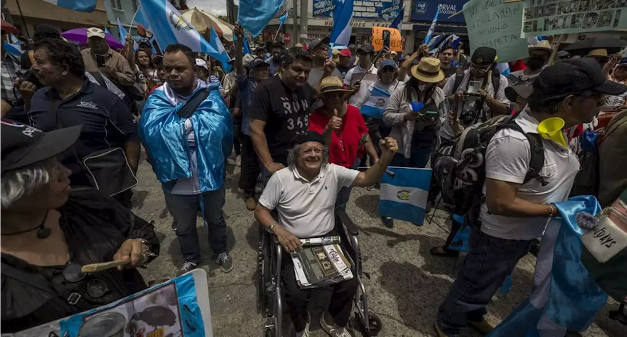 Guatemaltecos protestan ante Fiscalía por acciones en contra del presidente electo, Bernardo Arévalo