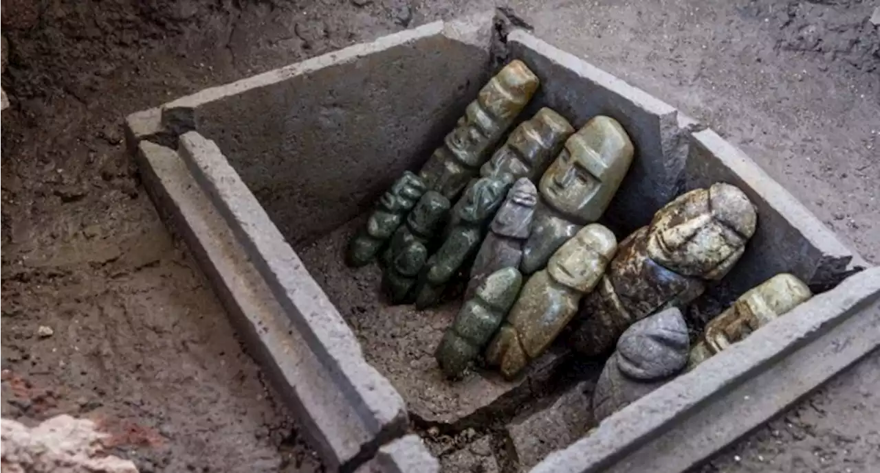 Hallan cofre de Piedra en Templo mayor con 15 esculturas antropomorfas