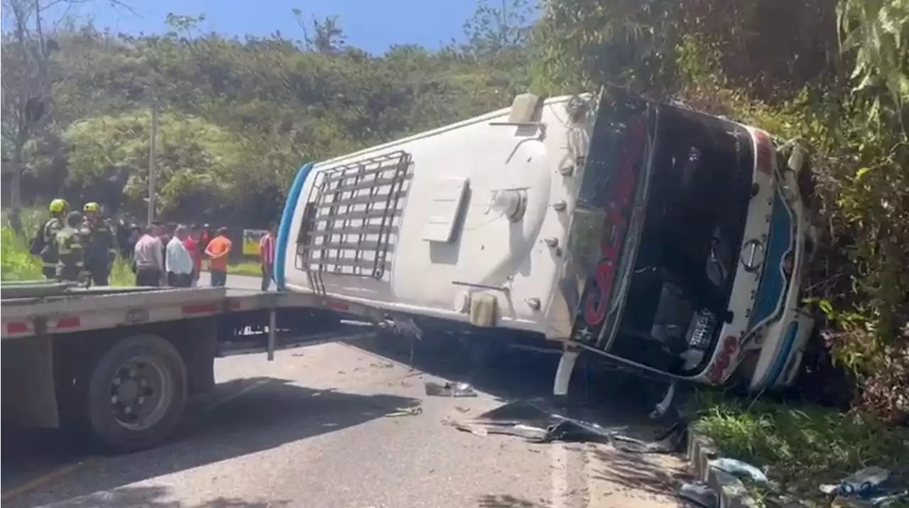 Fuerte accidente de bus en Floridablanca dejó 19 heridos