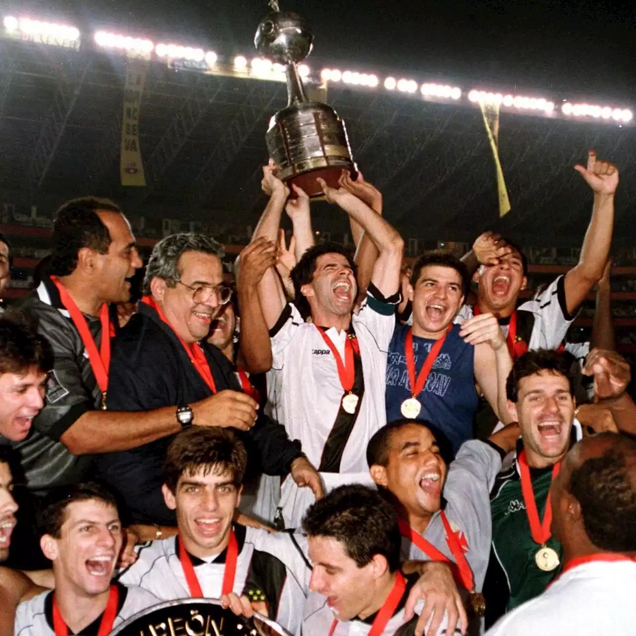 25 anos da Libertadores: como Vasco montou 'esquadrão' e 'calou' até Monumental para conquistar a América