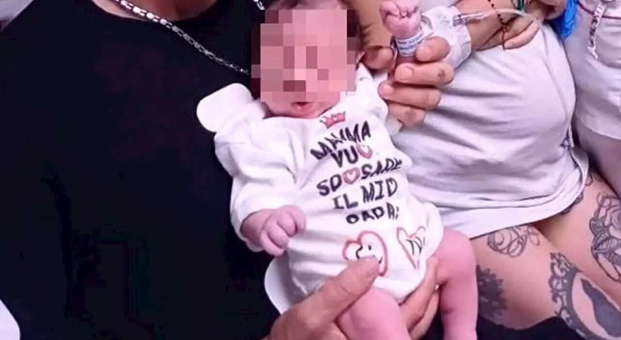 Partorisce e il figlio le «chiede» di sposare il papà: Nathan aveva un body con una proposta di matrimonio scritta sopra