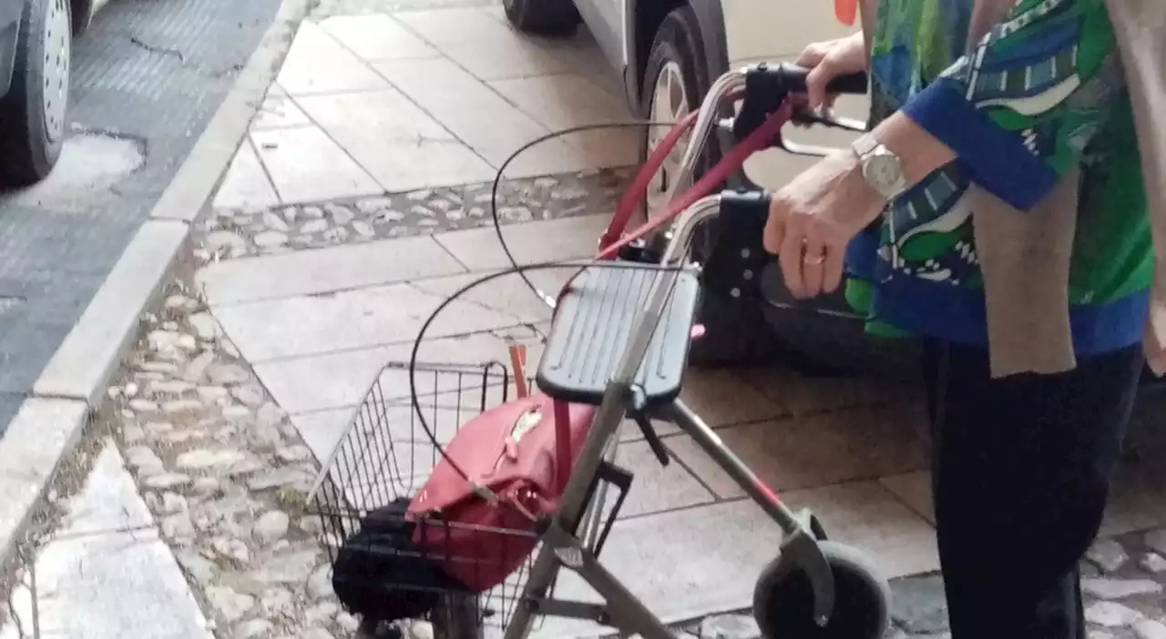 Terni. Piazza Bonanni, le auto 'sequestrano' una disabile. Vigili urbani introvabili