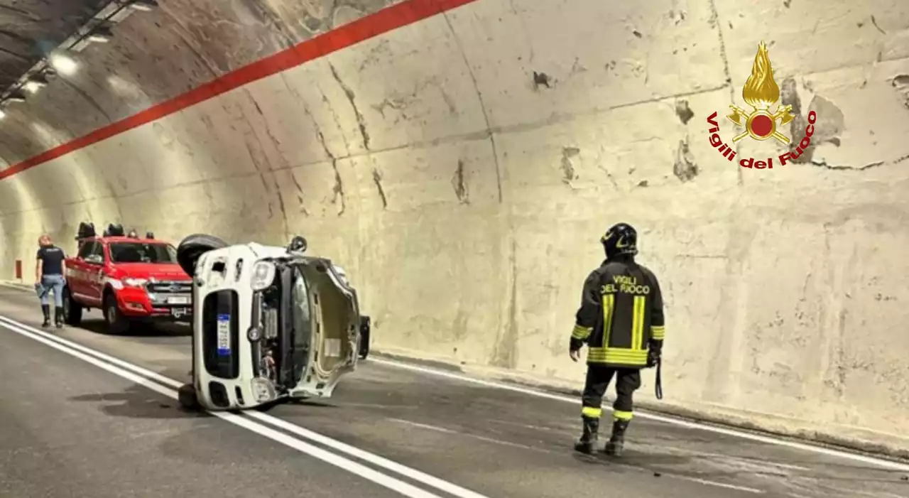 Urta un camion, auto si ribalta in galleria: donna leggermente ferita