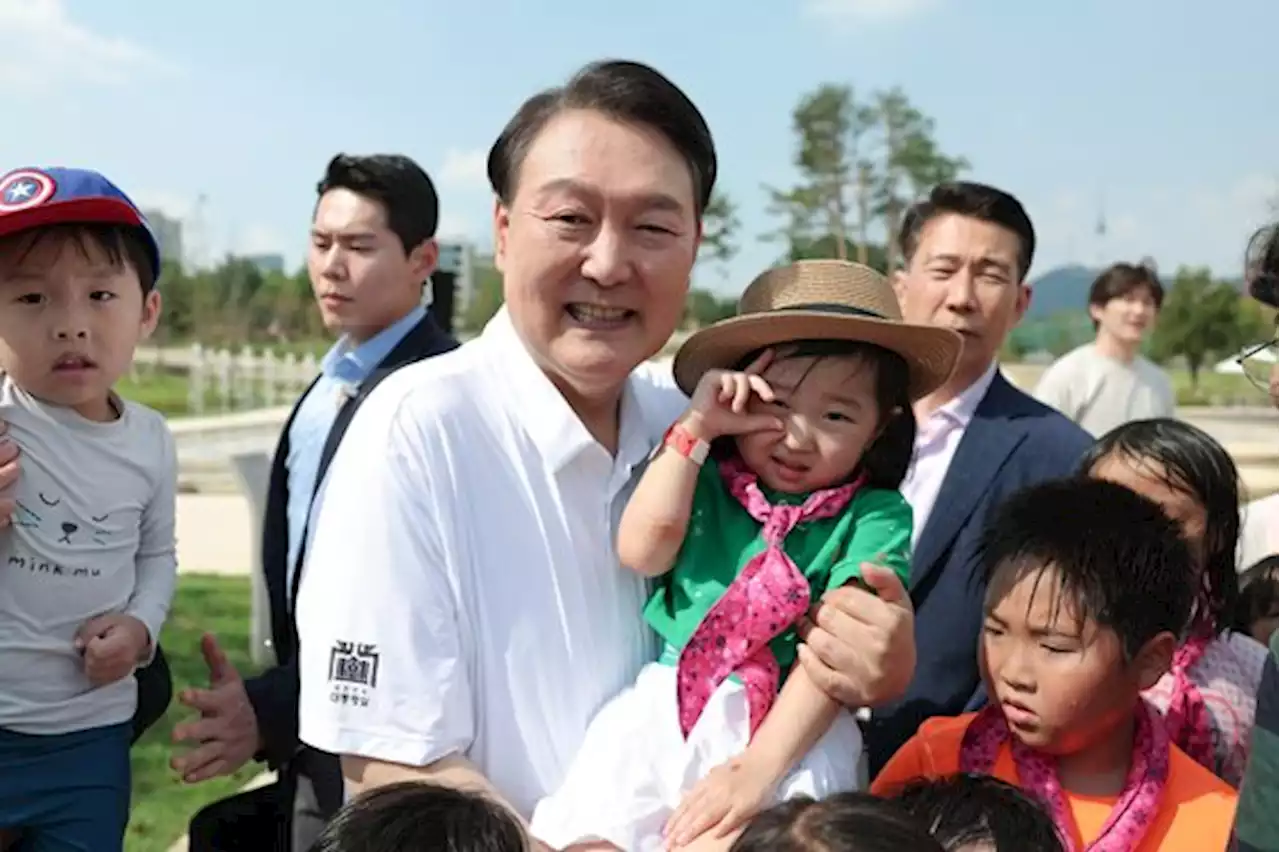 尹대통령 부부, 천안함셔츠 입고 용산어린이정원 다둥이 행사방문