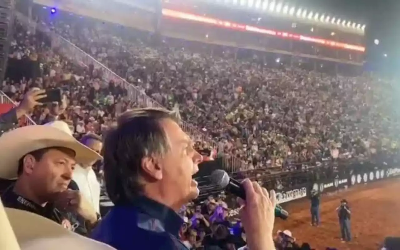 Vídeo: locutor da Festa do Peão de Barretos ironiza caso das joias ao lado de Bolsonaro | Brasil