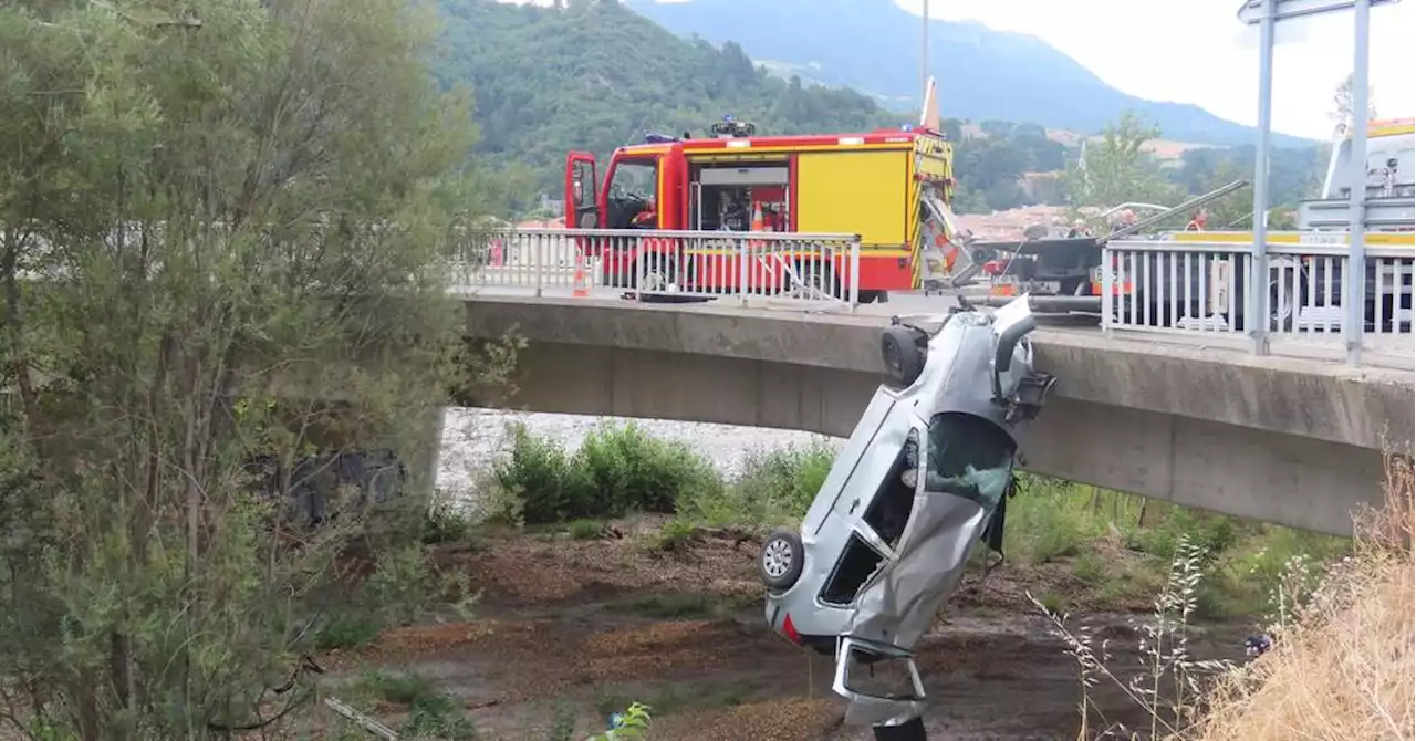 A Digne, l'automobile finit dans le lit de la rivière