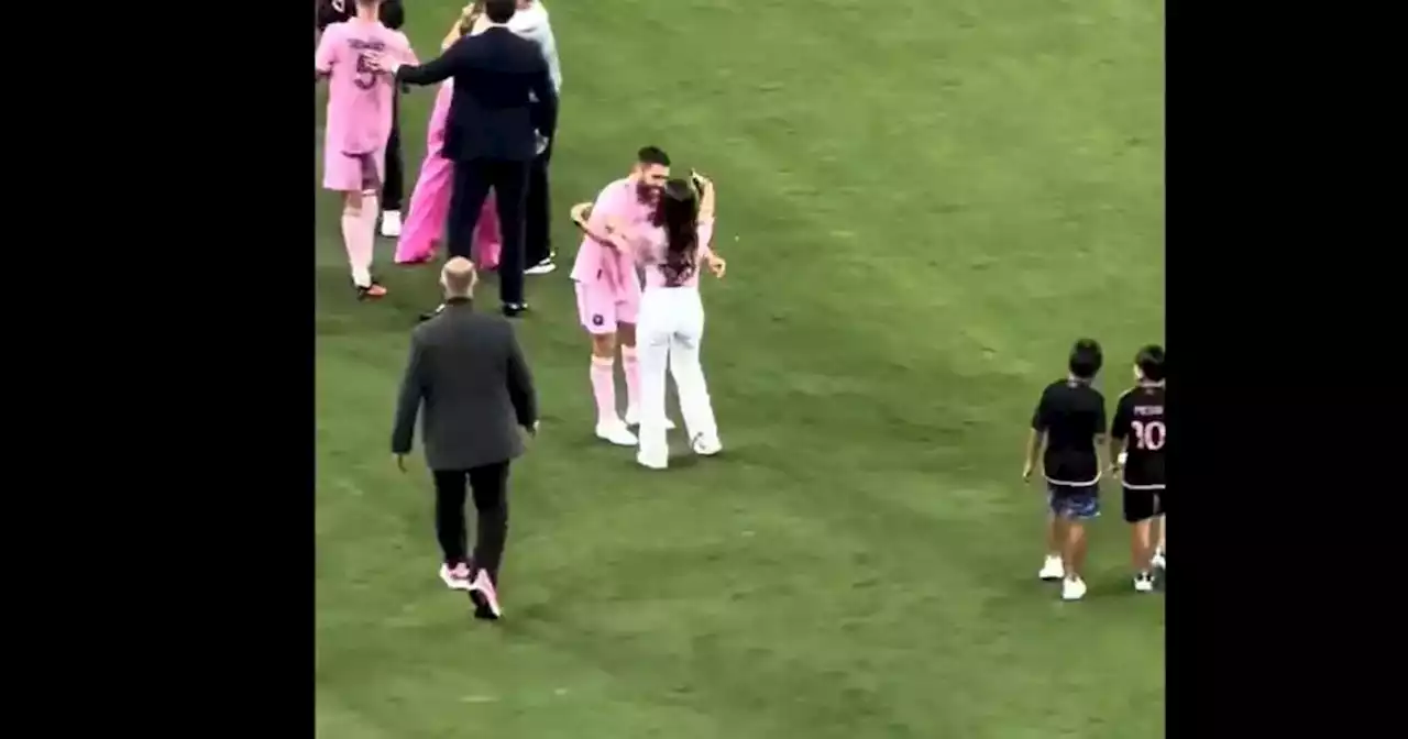 Antonela confundió a Messi con Jordi Alba y casi le da un beso en pleno campo de juego | Fútbol