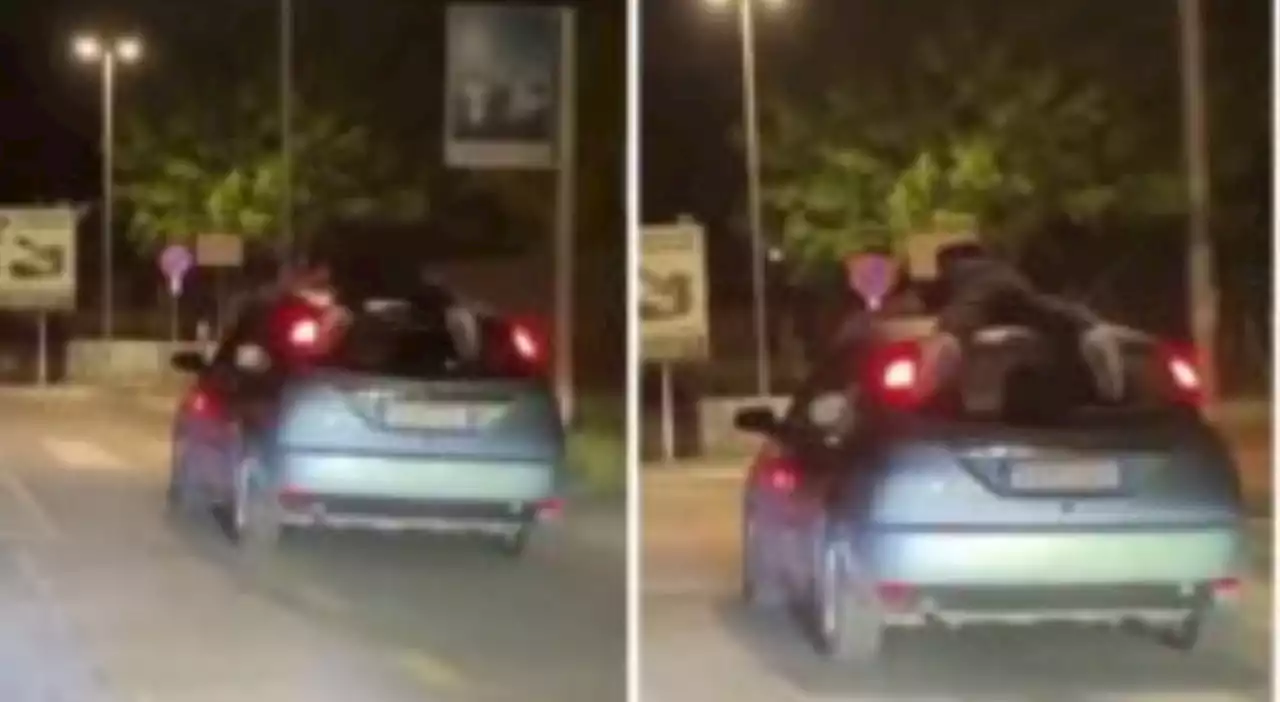 Aggrappati all'auto in corsa a 130 all'ora. L'ultima follia social per un like: «Idioti e irresponsabili» VIDEO