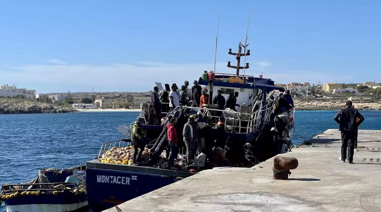 Migranti, sbarchi senza sosta a Lampedusa: quasi 4mila in hotspot