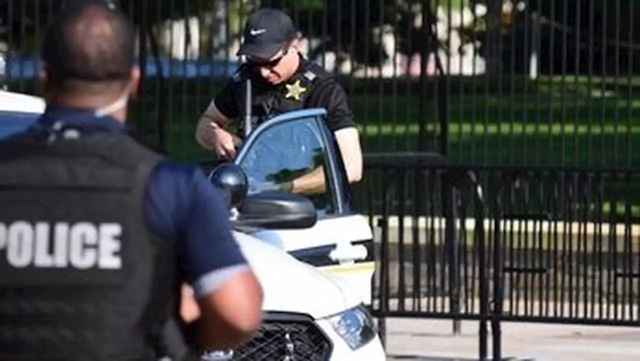 Un suspect prend la fuite à moto, le policier le tue en lui lançant une glacière en plein visage