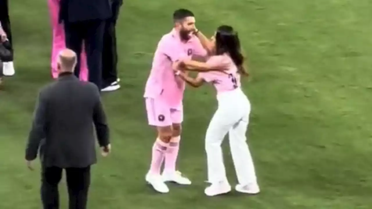 El blooper de Antonela Roccuzzo: confundió a Messi con Jordi Alba y casi le da un beso