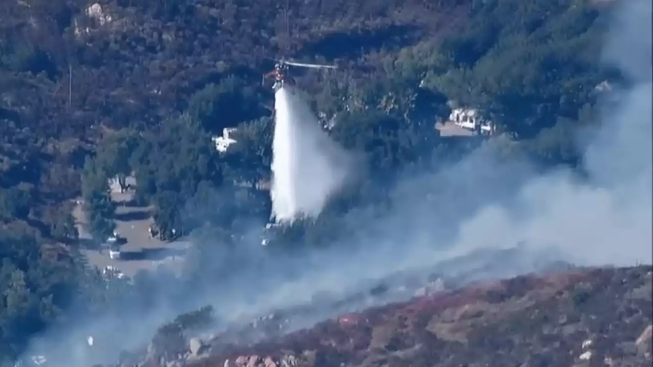 Oaks Fire burning near homes in Ramona