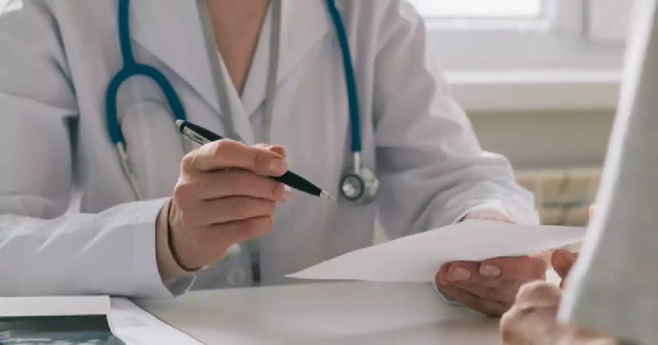 Doctora se escondió debajo de una mesa para no atender a sus pacientes, pero la pillaron