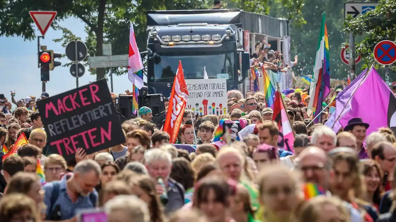 Etwa 12.000 Menschen feiern bei CSD in Bremen