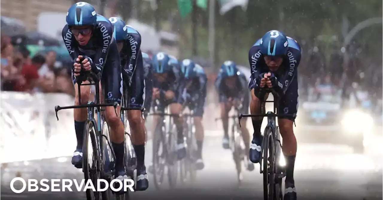 Uma serenata à chuva que deu surpresa: DSM-Firmenich vence contra-relógio inaugural da Vuelta, Jumbo fica no 11.º lugar