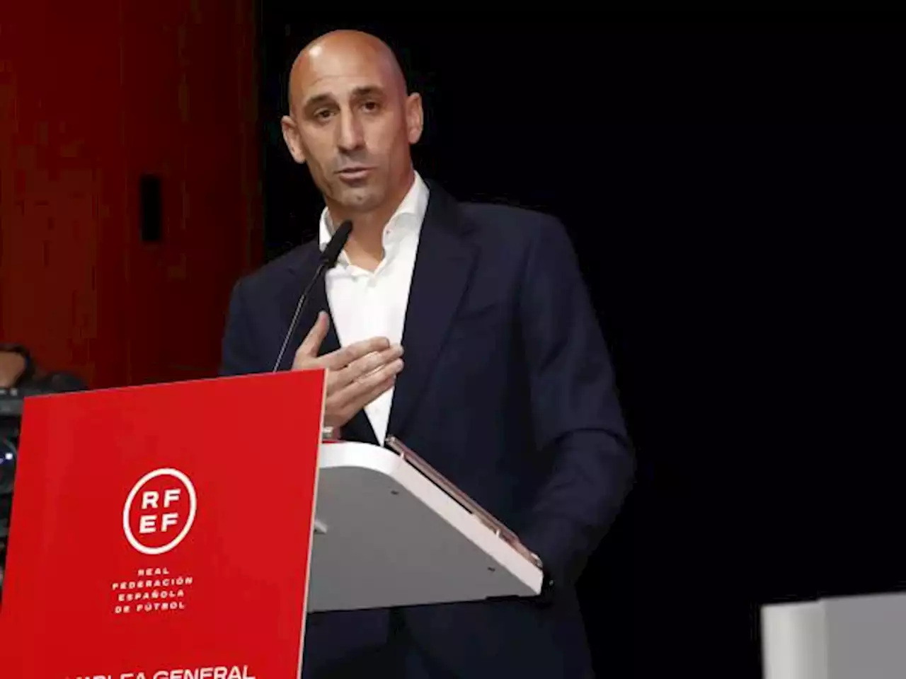 Rubiales, sancionado por la Fifa tras polémico beso a Jenni Hermoso